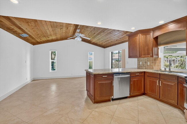 Building Photo - 6385 Hollandaire Dr E