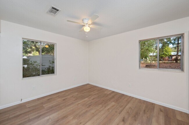 Building Photo - Renovated 3 bedroom house in Niceville!
