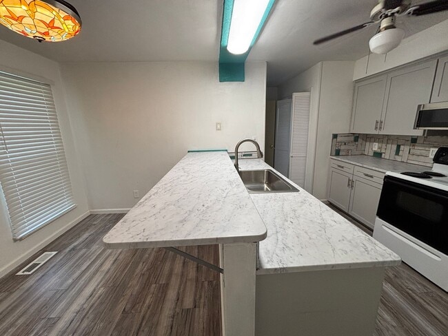 Building Photo - 6421 Orchard View Ln