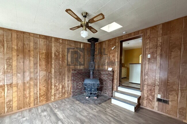 Building Photo - 1222 E 3rd St