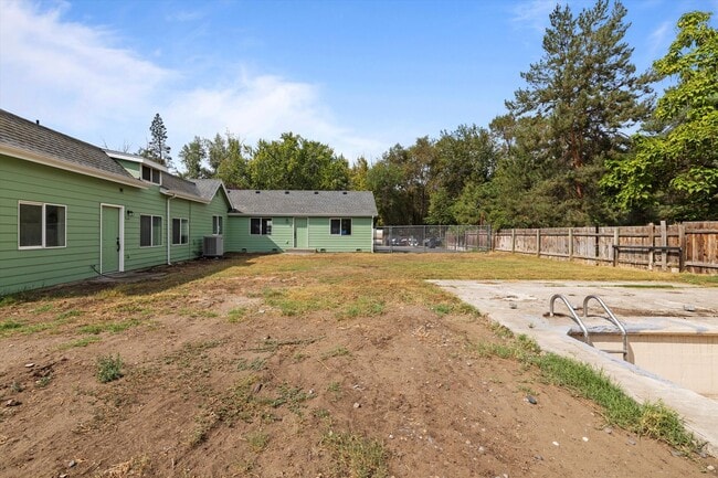 Building Photo - Beautiful 3-Bedroom, 3-Bath Home with a Huge Yard and Ample Parking