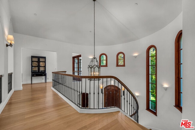 Building Photo - 2134 La Mesa Dr