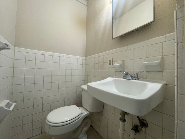 Building Photo - 2 Bedroom 1.5 Bath 2 Story Duplex!