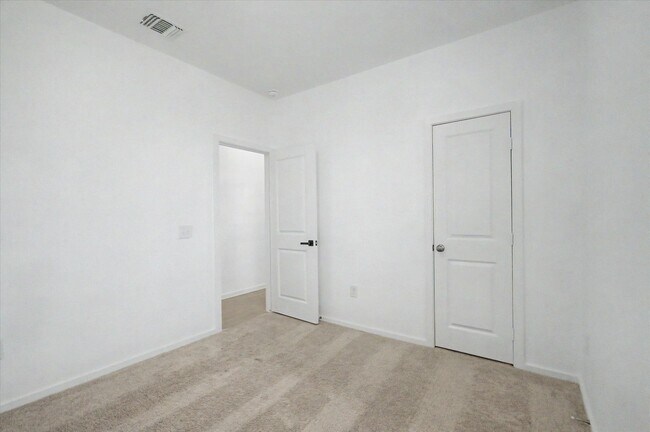 Building Photo - 511 Louis Ln