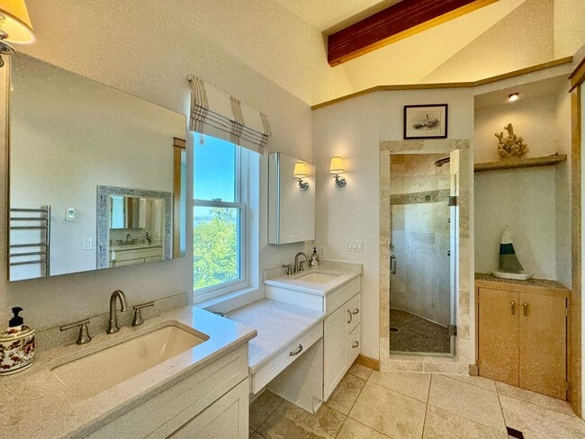 Building Photo - This gorgeous Bainbridge home is available starting mid July