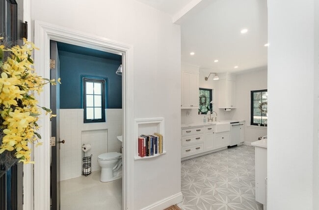Building Photo - Modern Elegance Meets Mt. Lookout Charm – ...