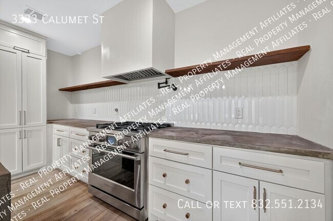 Building Photo - 3333 Calumet St
