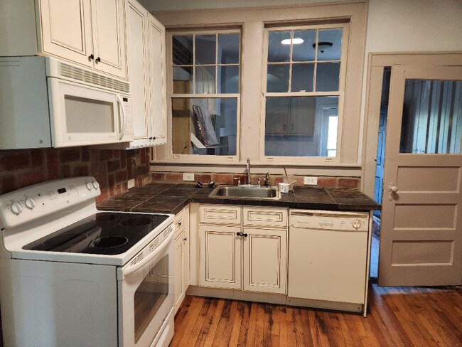 Building Photo - 1302 E Victory Dr