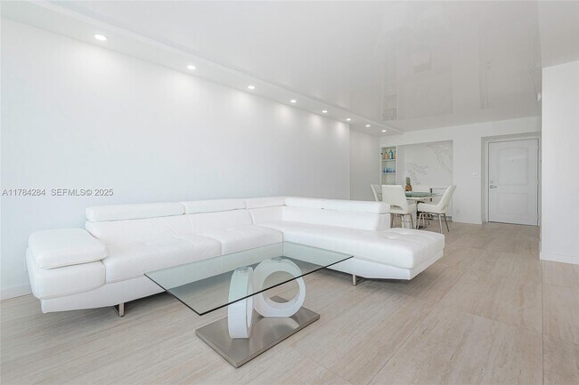 Building Photo - 100 Bayview Dr