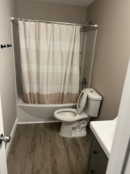 Building Photo - 229 Glenrock Dr