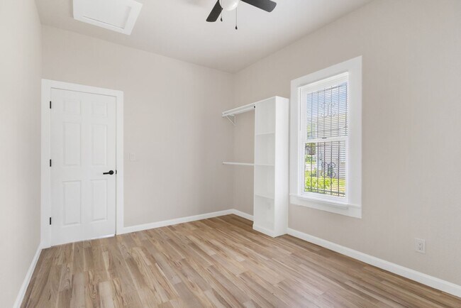 Building Photo - 1710 N Navidad St