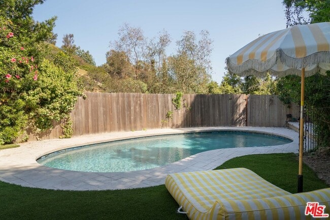 Building Photo - 10120 Cielo Dr