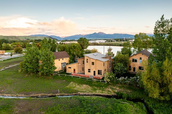 Building Photo - Fully Loaded North Bozeman Home for Lease!