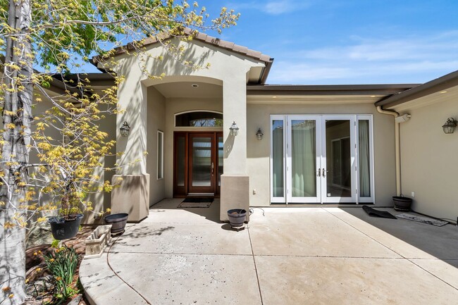 Building Photo - Upper Manzanita Home With City View