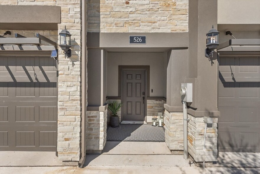 Building Photo - Sublease Available for June 1st Move In!
