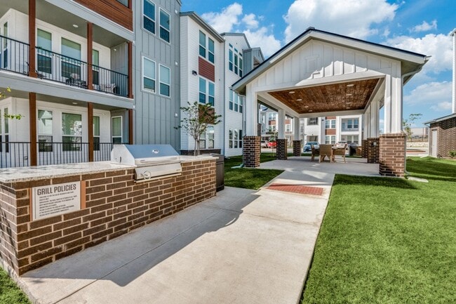 Building Photo - 2201 Creekview Dr.