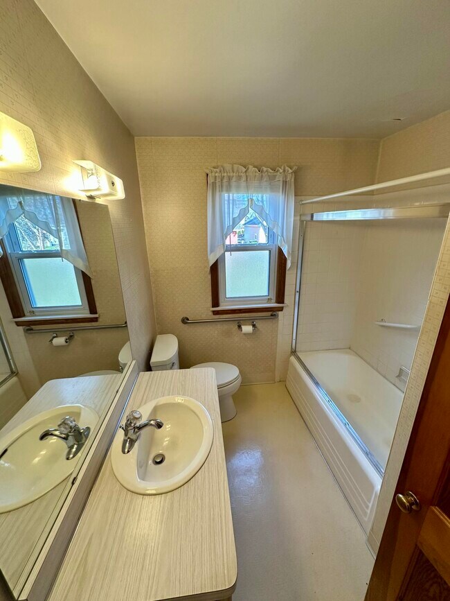 Building Photo - 744 Horton St