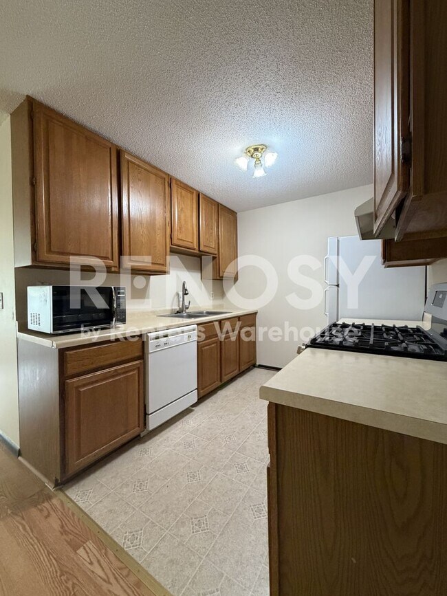 Building Photo - Available Now 2 Bedroom 1 Bath Condo in Fridley