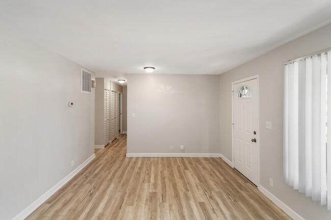 Building Photo - 215 E Maxon Ln