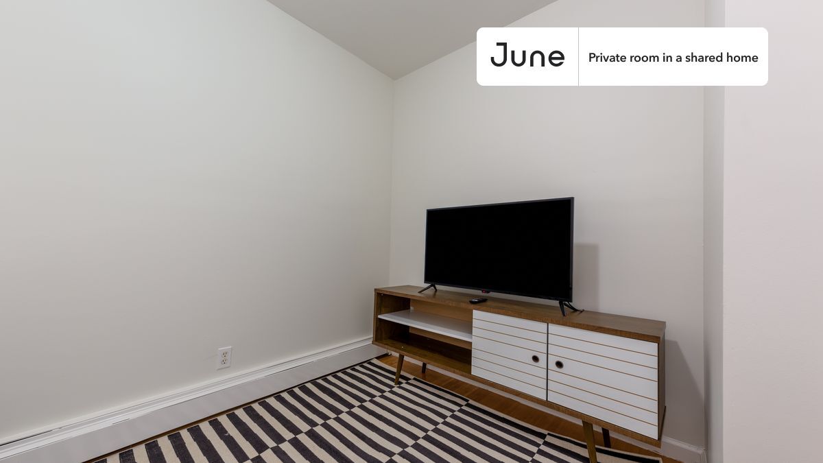 Building Photo - Private bedroom in 4 bed/2 bath Home
