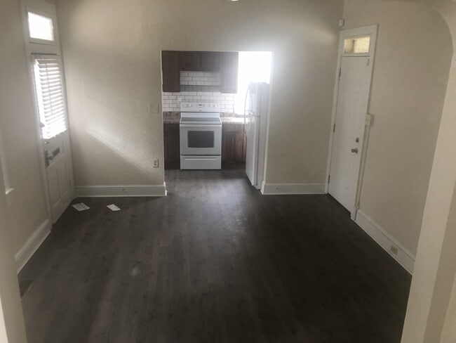 Building Photo - Move in ready!! Charming 4 Bedroom home!!