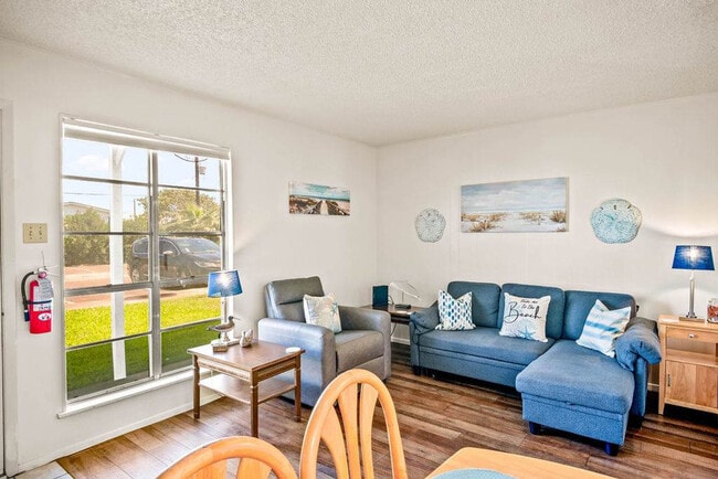 Building Photo - 2025 Eleventh St