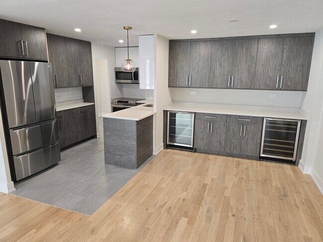 Building Photo - 227 E Walton Pl