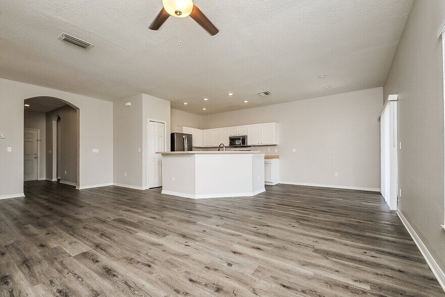 Building Photo - 748 Star Pointe Dr