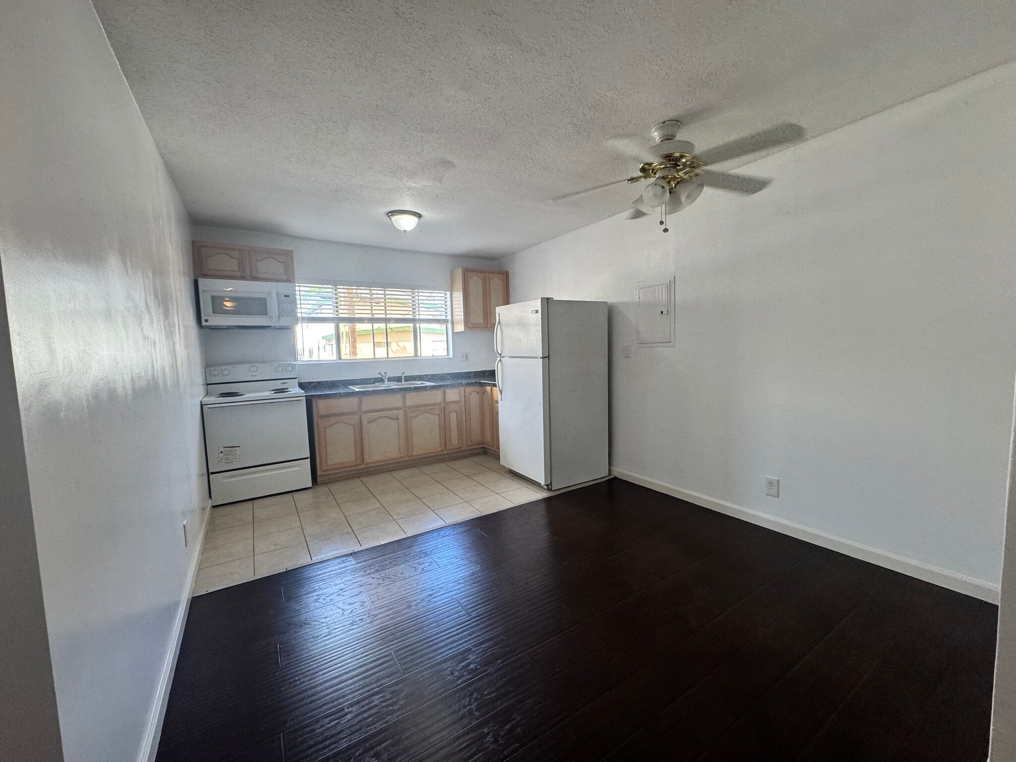 Kitchen w/ dining or work space - 343 Richmond St