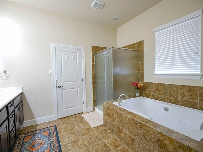 Building Photo - 305 Navigator Dr