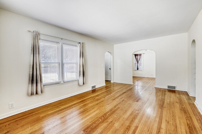 Building Photo - 626 N Hough St