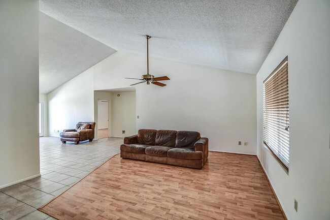 Building Photo - 1549 E Drake Dr