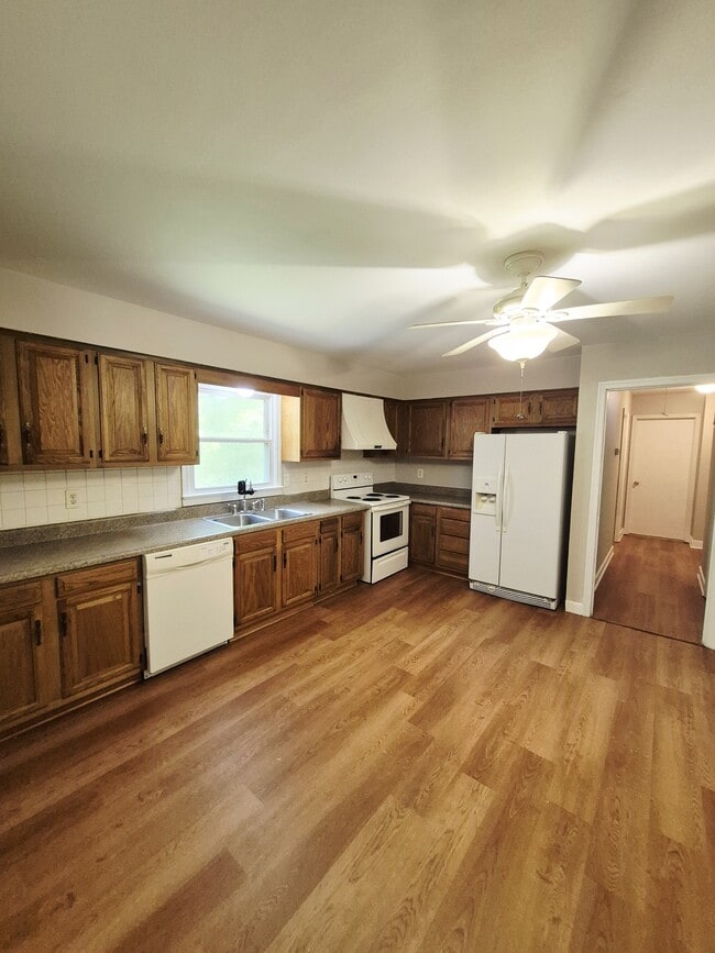 Building Photo - 3041 Clintwood Rd