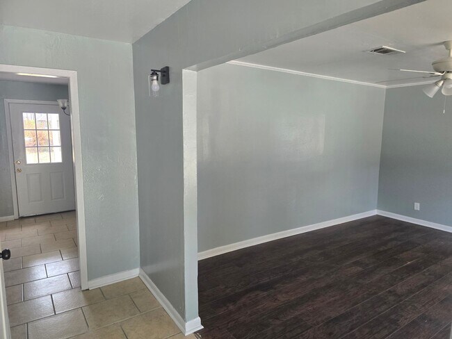 Building Photo - Spacious 4 bedroom/1 bath home with Centra...