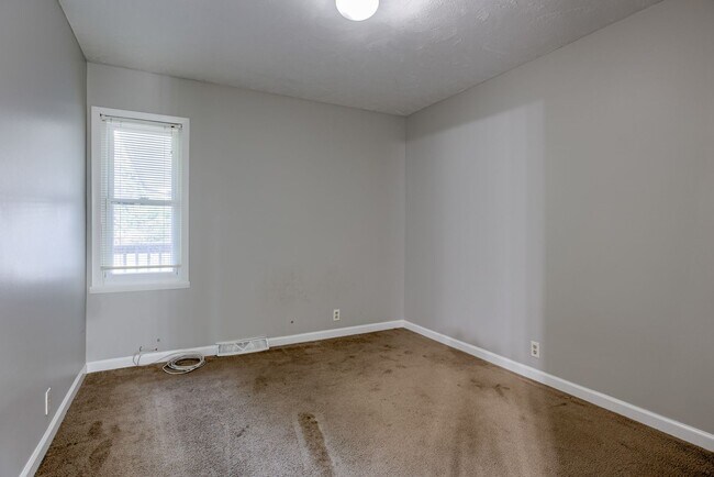 Building Photo - Must See Updated Bellevue Home!!