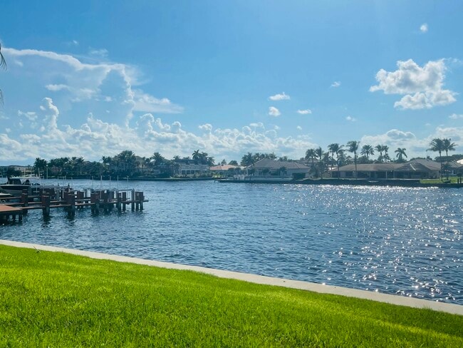 Building Photo - 1237 Hillsboro Mile