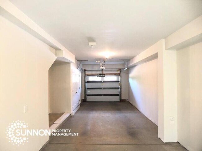 Building Photo - Beautiful 4 Story Townhome in South Charlotte!