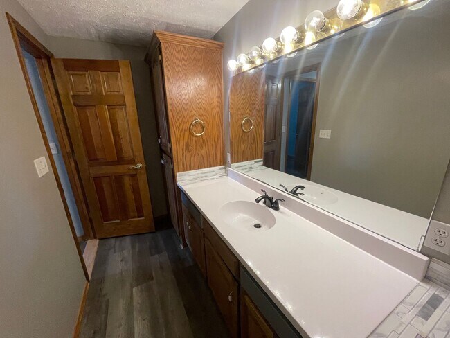 Building Photo - Beautiful 4 bedroom 4 bath 2 car garage - ...