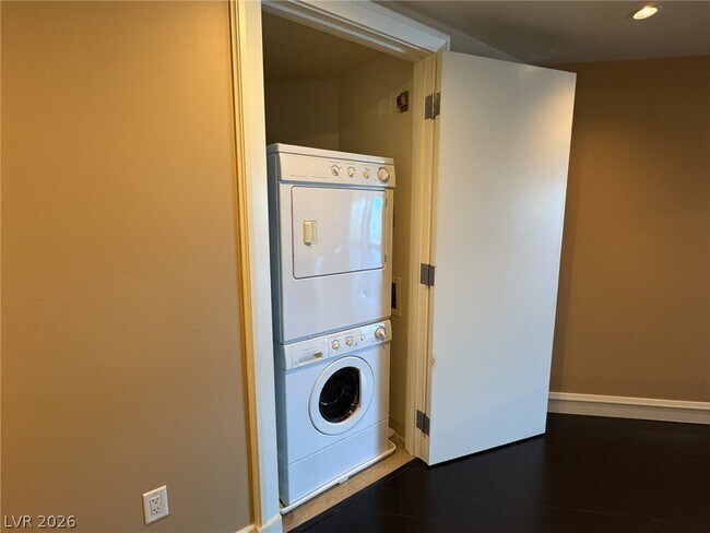 Building Photo - 2700 S Las Vegas Blvd