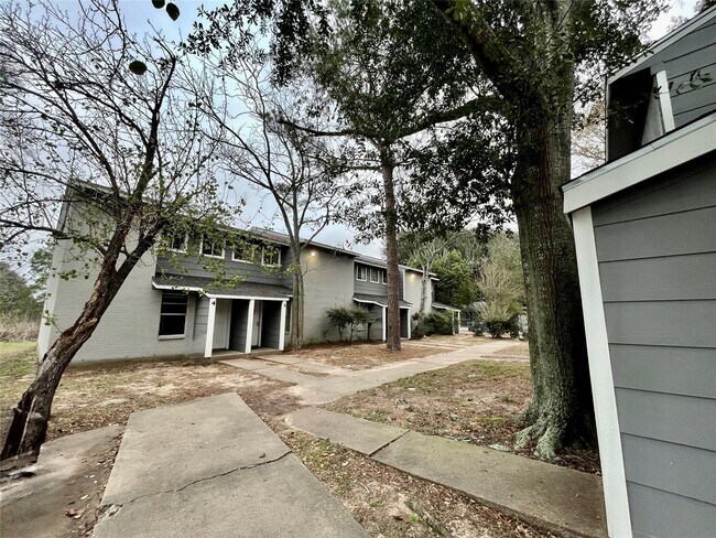 Building Photo - 702 Hargest St