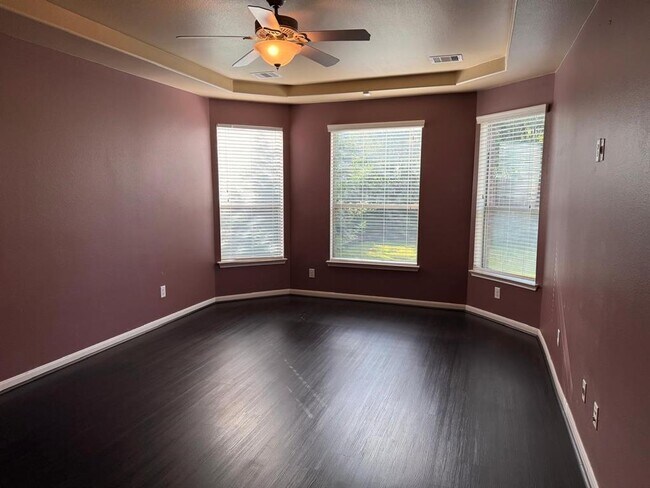 Building Photo - 10207 White Pines Dr