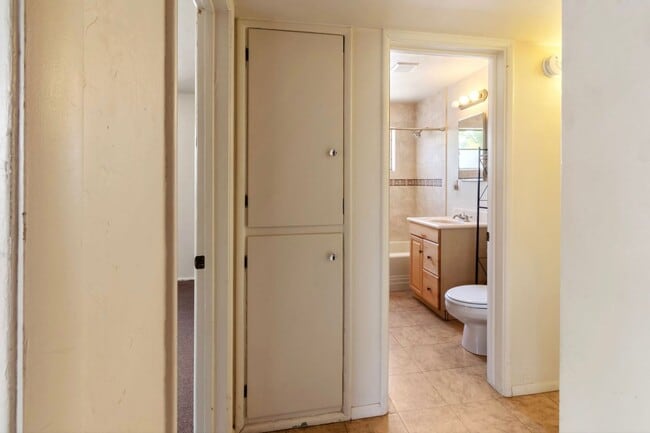 Building Photo - Charming Townhome near UA