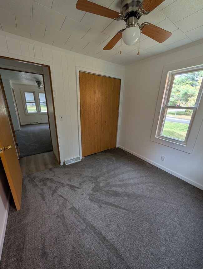 Building Photo - 415 S Silverleaf St