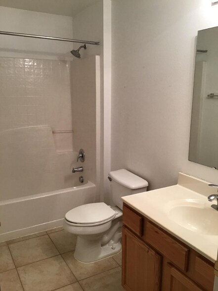 Building Photo - 2606 Sheila Dr