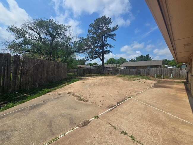 Building Photo - 3 Bedroom 1.5 Bath and 2 Garage home in Shawnee!