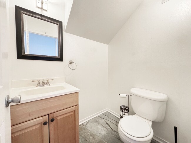 Building Photo - Small Pet Friendly Kailua Apartment with Window AC.