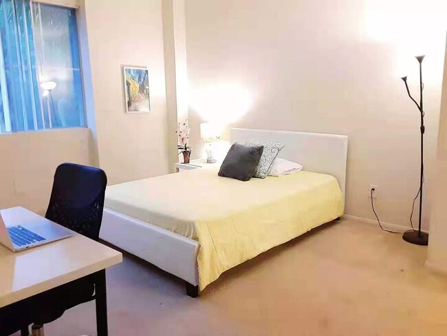 Building Photo - 1561 S Barrington Ave