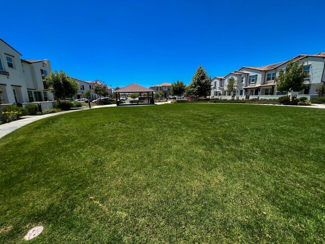 Building Photo - 2 bedroom Condo with a LOFT located in Menifee!