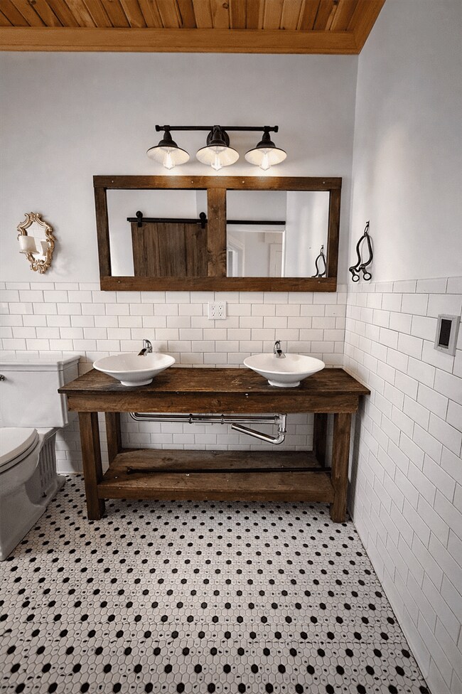 Building Photo - 4935 N Parma Rd