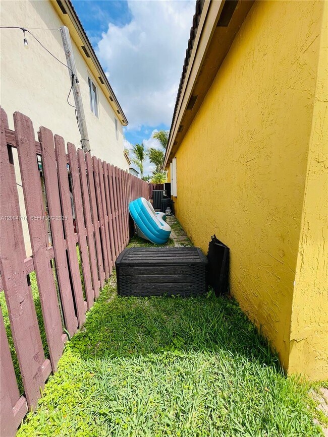 Building Photo - 4006 NE 20th St